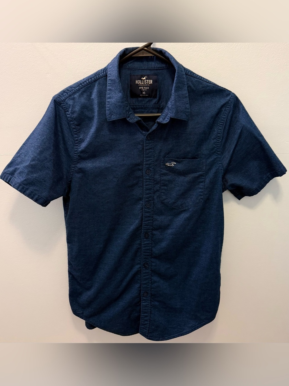 Hollister Men's Short-Sleeve Button-Down Shirt in Dark Blue